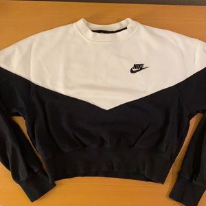 Nike Women’s Cropped Sweatshirt (Size Small)